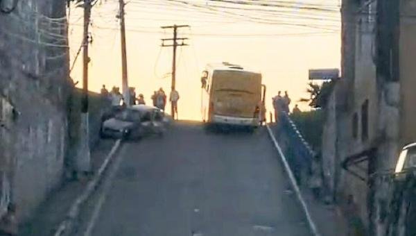 ACIDENTE ENTRE CARRO E ÔNIBUS INTERDITA TRÂNSITO NA AVENIDA PRINCESA ISABEL, EM ILHÉUS 