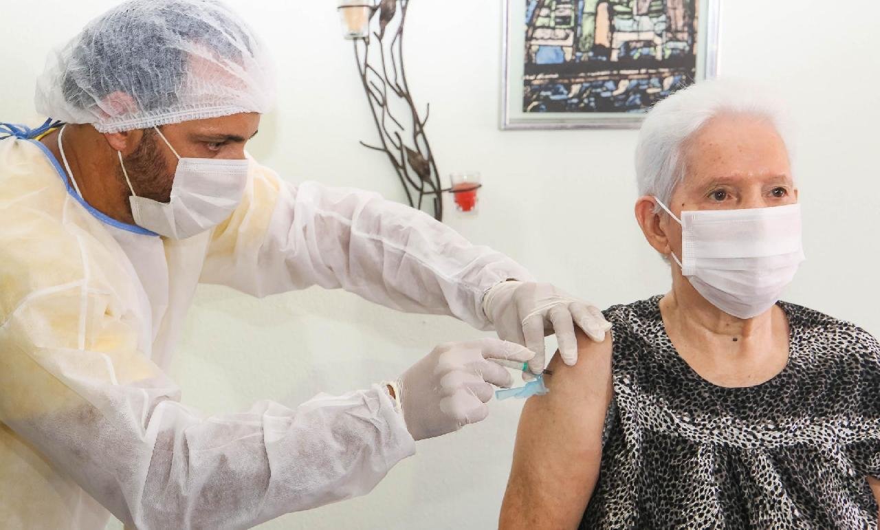 VACINAÇÃO: ILHÉUS APLICA 3° DOSE EM IDOSOS DE 85 ANOS OU MAIS VACINAÇÃO: ILHÉUS APLICA 3° DOSE EM IDOSOS DE 85 ANOS OU MAIS