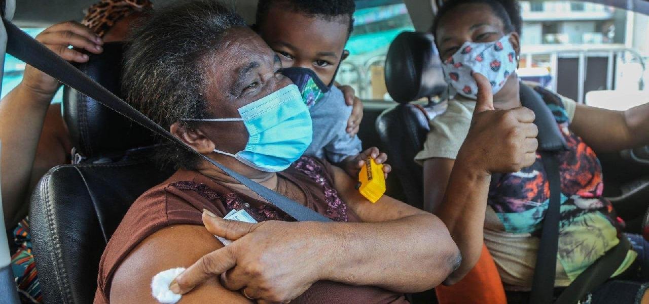 BAHIA ULTRAPASSA MAIS DE 2 MILHÕES DE VACINADOS BAHIA ULTRAPASSA MAIS DE 2 MILHÕES DE VACINADOS