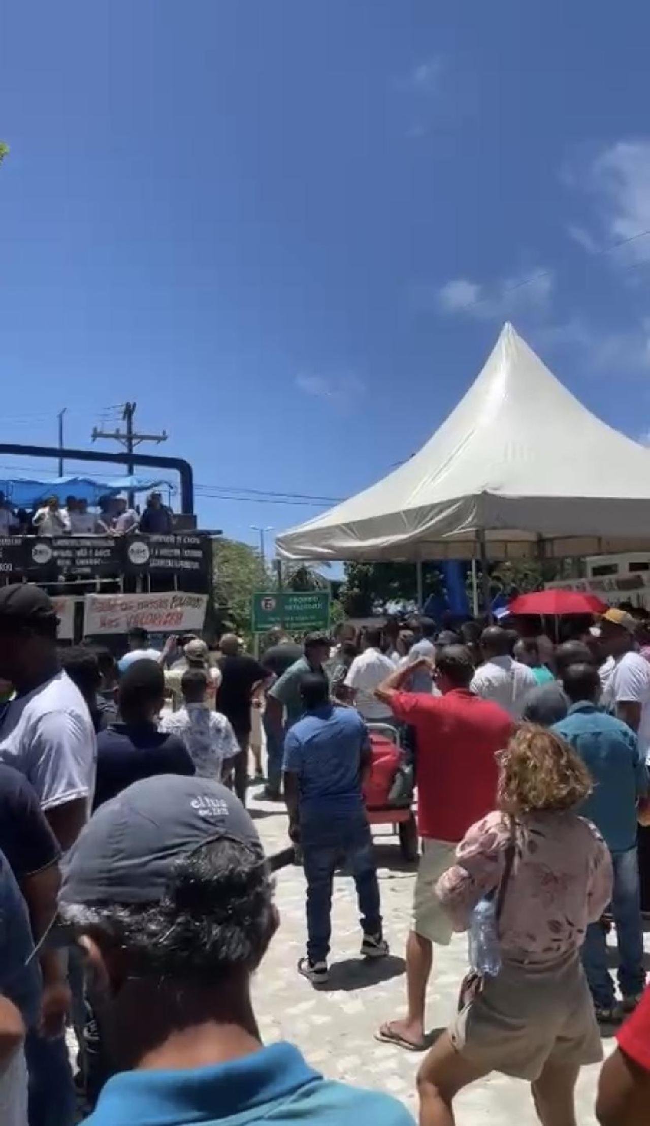 PRODUTORES REGIONAIS PROTESTAM CONTRA IMPORTAÇÃO DE CACAU NO PORTO DE ILHÉUS PRODUTORES REGIONAIS PROTESTAM CONTRA IMPORTAÇÃO DE CACAU NO PORTO DE ILHÉUS