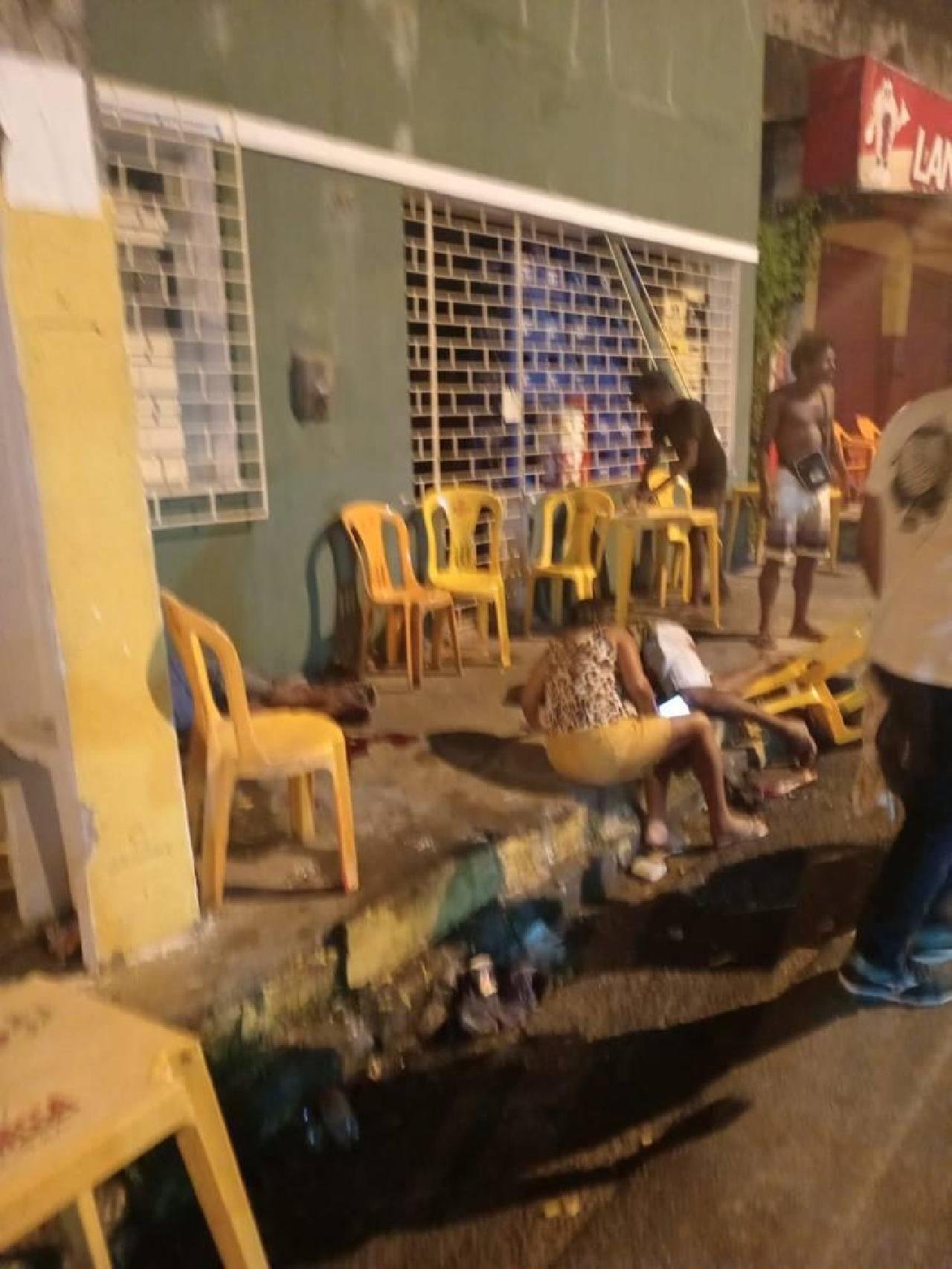 UMA PESSOA MORREU E TRÊS FICARAM FERIDAS APÓS SEREM BALEADAS NA PRAÇA SANTA RITA, EM ILHÉUS O CRIME ACONTECEU NA NOITE DESTA SEXTA-FEIRA (02) UMA PESSOA MORREU E TRÊS FICARAM FERIDAS APÓS SEREM BALEADAS NA PRAÇA SANTA RITA, EM ILHÉUS O CRIME ACONTECEU NA NOITE DESTA SEXTA-FEIRA (02)
