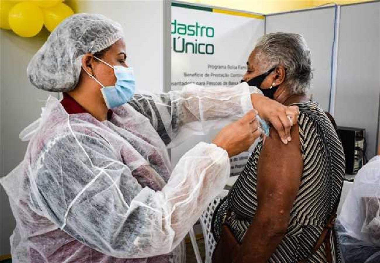 IDOSOS DE 61 A 65 ANOS SERÃO VACINADOS SEGUNDA E TERÇA EM ILHÉUS IDOSOS DE 61 A 65 ANOS SERÃO VACINADOS SEGUNDA E TERÇA EM ILHÉUS