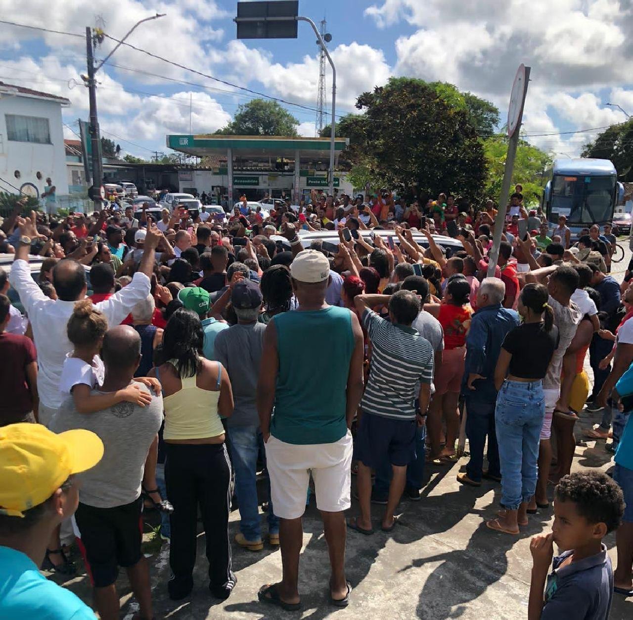 LULA QUEBRA PROTOCOLO, DRIBLA SEGURANÇA E ABRAÇA O POVO EM URUÇUCA LULA QUEBRA PROTOCOLO, DRIBLA SEGURANÇA E ABRAÇA O POVO EM URUÇUCA