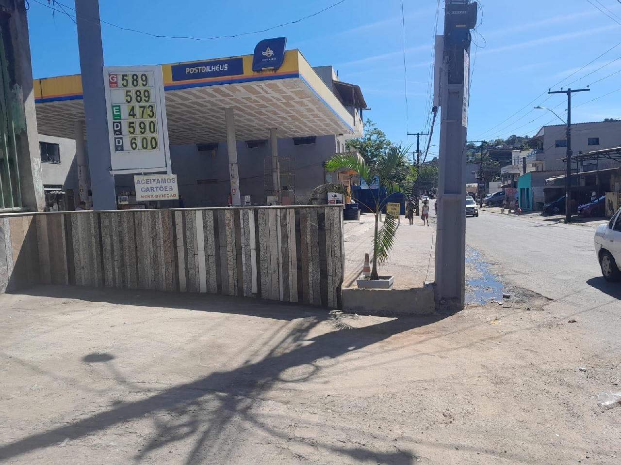 MURO OBSTRUI CALÇADA NA AVENIDA UBAITABA E GERA INDIGNAÇÃO ENTRE MORADORES MURO OBSTRUI CALÇADA NA AVENIDA UBAITABA E GERA INDIGNAÇÃO ENTRE MORADORES