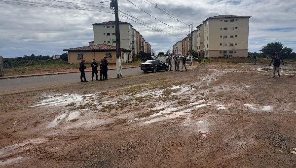 ÁREA INVADIDA NO CONDOMÍNIO SOL E MAR É DESOCUPADA PELA SEMOP DE ILHÉUS