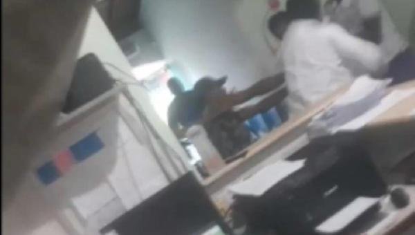 PACIENTE E MÉDICO TROCAM SOCOS EM CLÍNICA POR CAUSA DE DEMORA NO ATENDIMENTO 
