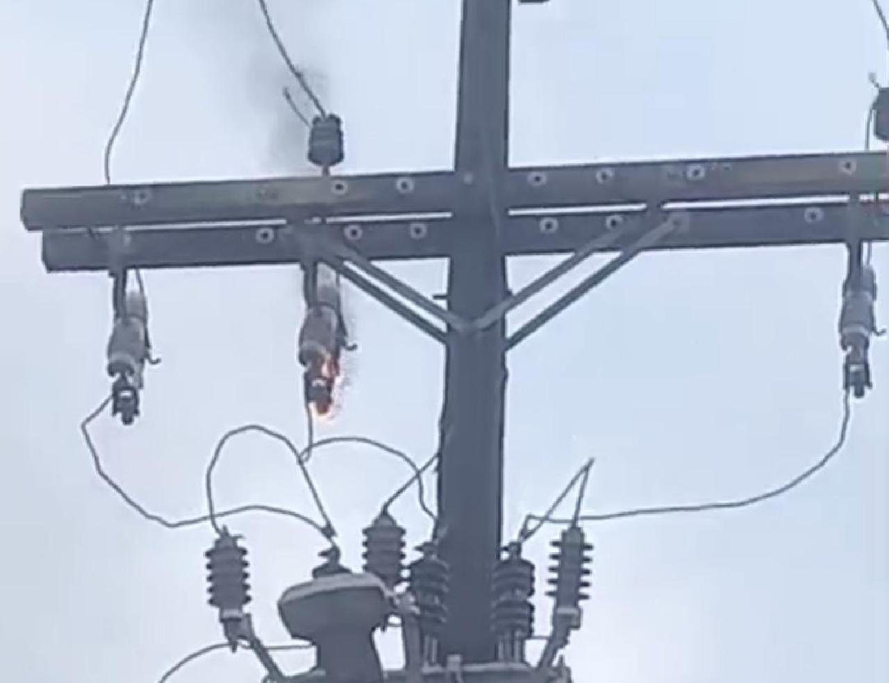 POSTE PEGA FOGO NA ZONA SUL DE ILHÉUS E ASSUSTA MORADORES POSTE PEGA FOGO NA ZONA SUL DE ILHÉUS E ASSUSTA MORADORES