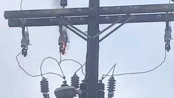 POSTE PEGA FOGO NA ZONA SUL DE ILHÉUS E ASSUSTA MORADORES