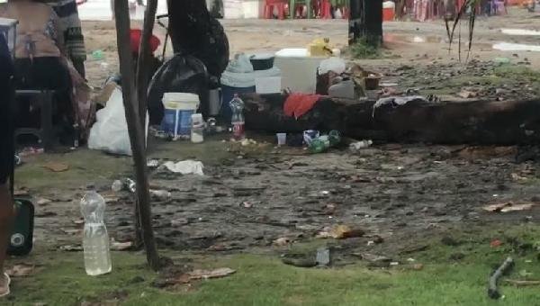 VISITANTES DEIXAM LIXO ESPALHADO E POLUEM PRAIA DO CURURUPE EM ILHÉUS 