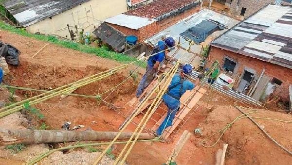 PREFEITURA REFORÇA OBRAS DE CONTENÇÃO E AVANÇA NO ALTO DA TAPERA EM ILHÉUS