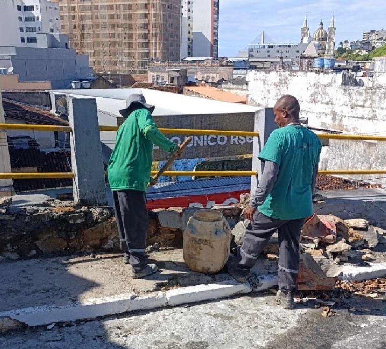 LADEIRA DA VITÓRIA RECEBE AÇÃO EMERGENCIAL APÓS ACIDENTE QUE DANIFICOU GUARDA-CORPO