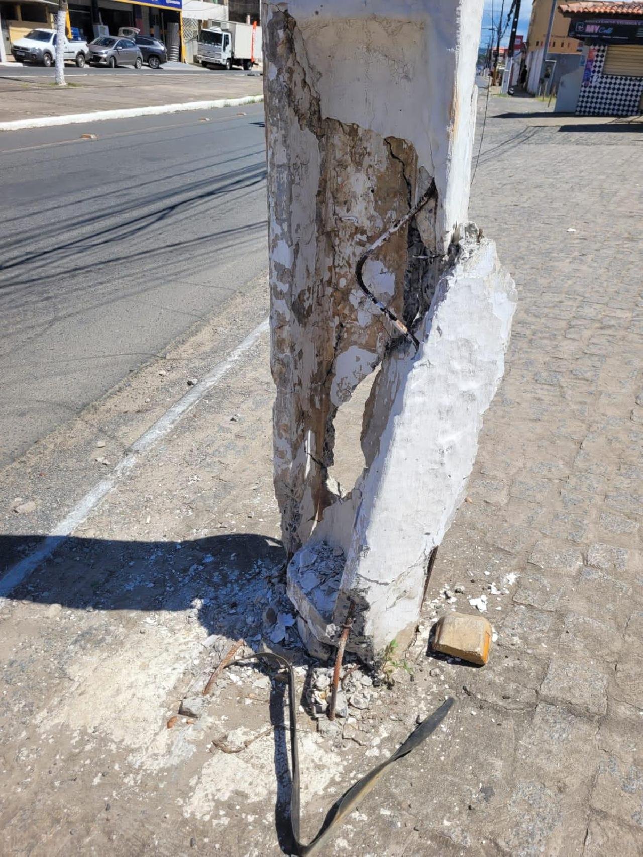 MORADORES DENUNCIAM A COELBA POR ABANDONO DE RISCO DE POSTES DANIFICADOS EM ILHÉUS MORADORES DENUNCIAM A COELBA POR ABANDONO DE RISCO DE POSTES DANIFICADOS EM ILHÉUS