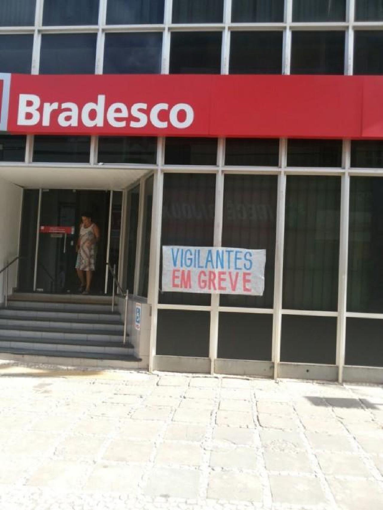 GREVE DOS VIGILANTES: BANCOS FECHADOS EM ILHÉUS GREVE DOS VIGILANTES: BANCOS FECHADOS EM ILHÉUS