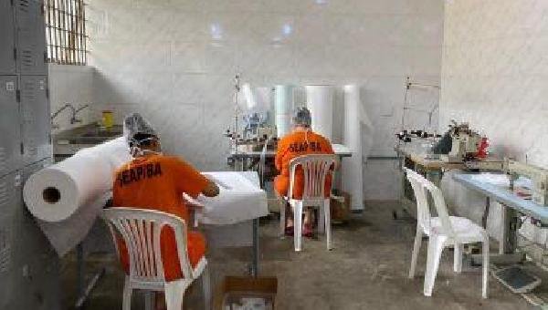 MAIS DE 8 MIL MÁSCARAS FORAM FABRICADAS POR DETENTOS PARA PROFISSIONAIS DA SAÚDE