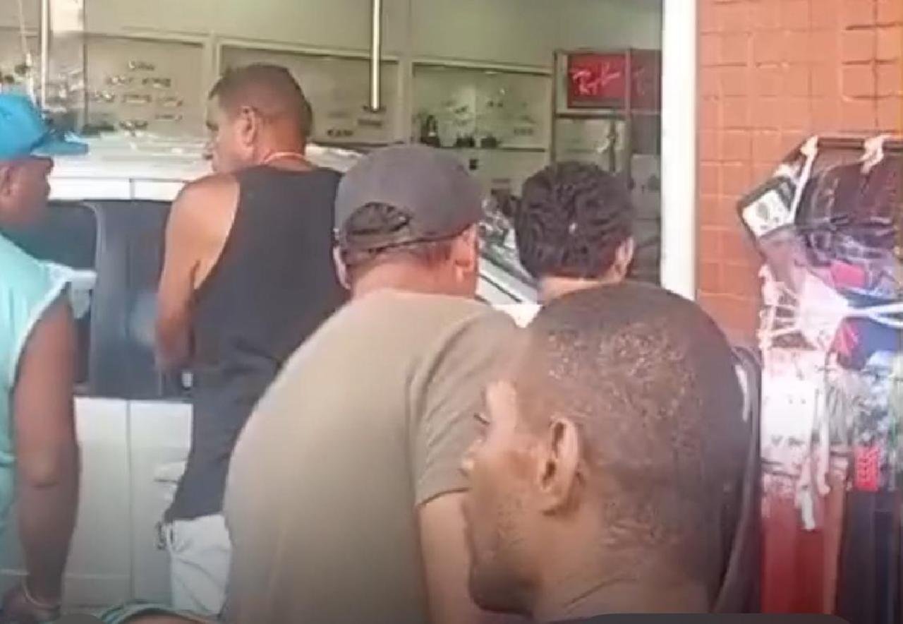 MOTORISTA PERDE CONTROLE DE CARRO E INVADE ÓTICA NO CENTRO DE ITABUNA