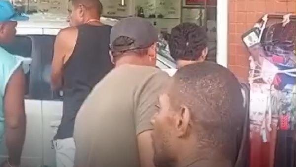 MOTORISTA PERDE CONTROLE DE CARRO E INVADE ÓTICA NO CENTRO DE ITABUNA