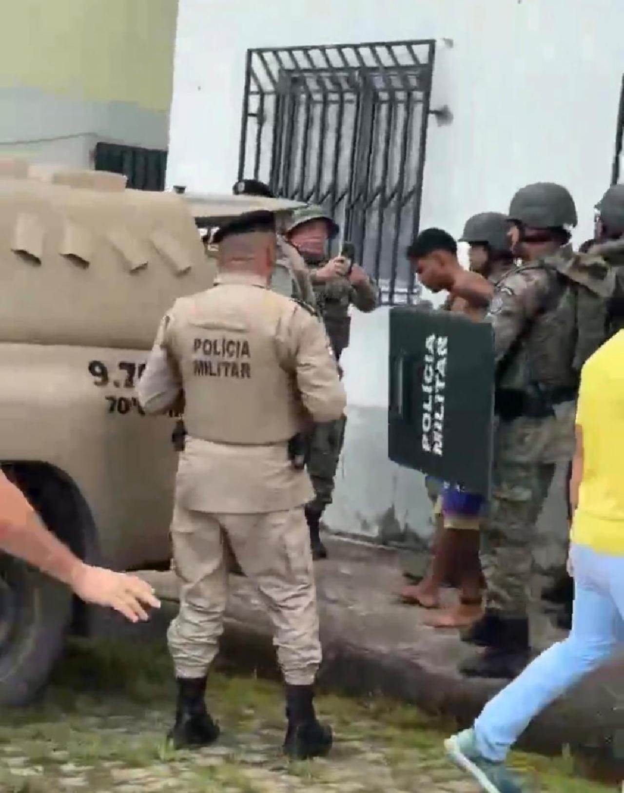 HOMEM QUE MANTINHA MULHER E CRIANÇA REFÉNS SE ENTREGA APÓS TRÊS HORAS DE TENSÃO EM CONDOMÍNIO DE ILHÉUS