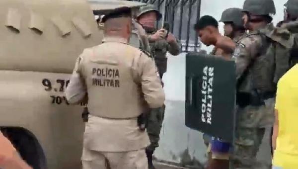 HOMEM QUE MANTINHA MULHER E CRIANÇA REFÉNS SE ENTREGA APÓS TRÊS HORAS DE TENSÃO EM CONDOMÍNIO DE ILHÉUS HOMEM QUE MANTINHA MULHER E CRIANÇA REFÉNS SE ENTREGA APÓS TRÊS HORAS DE TENSÃO EM CONDOMÍNIO DE ILHÉUS