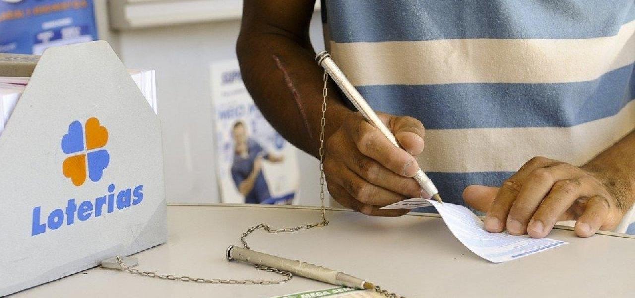 MEGA-SENA: NINGUÉM ACERTA SEIS AS DEZENAS E PRÊMIO DE QUINTA DEVE IR A R$ 56 MI MEGA-SENA: NINGUÉM ACERTA SEIS AS DEZENAS E PRÊMIO DE QUINTA DEVE IR A R$ 56 MI