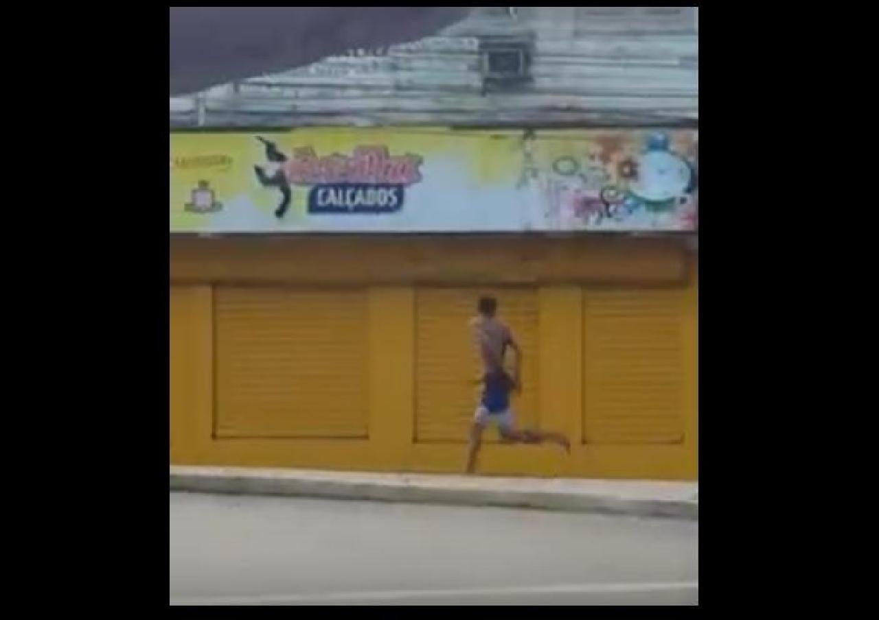 VÍDEO: ALGEMADO E CORRENDO, HOMEM TENTA FUGIR DA POLÍCIA NO CENTRO DE ILHÉUS VÍDEO: ALGEMADO E CORRENDO, HOMEM TENTA FUGIR DA POLÍCIA NO CENTRO DE ILHÉUS