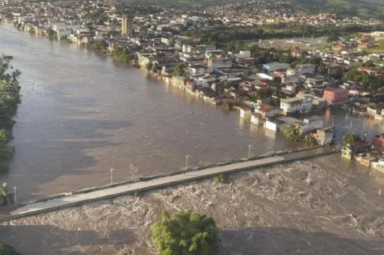 BAHIA: GOVERNADOR SANCIONA LEI QUE CONCEDERÁ EMPRÉSTIMO E TARIFA SOCIAL A VÍTIMAS DAS ENCHENTES BAHIA: GOVERNADOR SANCIONA LEI QUE CONCEDERÁ EMPRÉSTIMO E TARIFA SOCIAL A VÍTIMAS DAS ENCHENTES