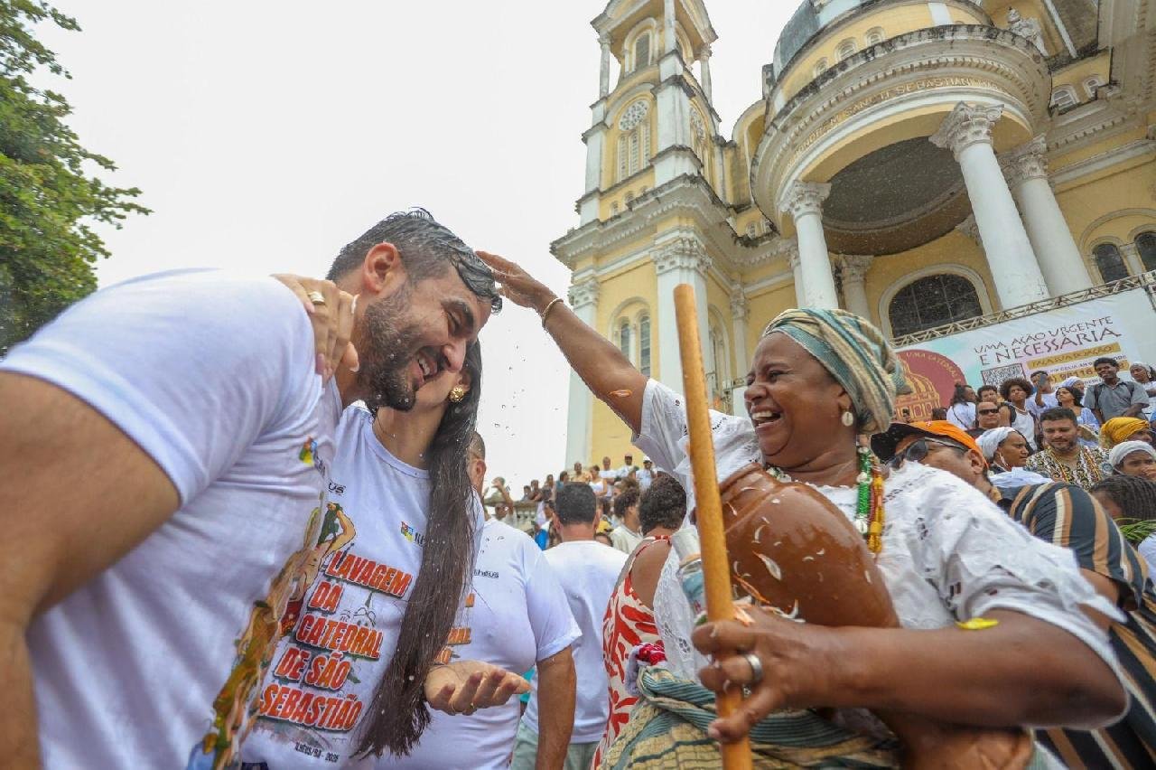 PREFEITO VALDERICO JÚNIOR CELEBRA LAVAGEM DAS ESCADARIAS DA CATEDRAL DE SÃO SEBASTIÃO PREFEITO VALDERICO JÚNIOR CELEBRA LAVAGEM DAS ESCADARIAS DA CATEDRAL DE SÃO SEBASTIÃO