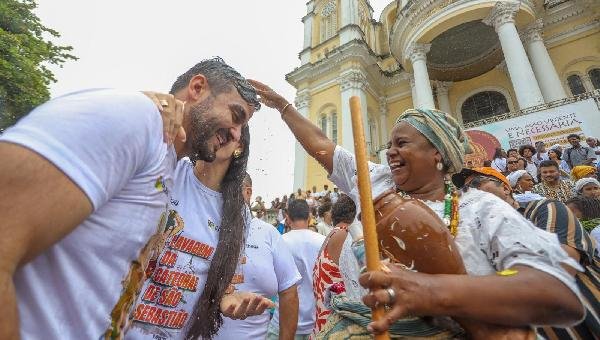 PREFEITO VALDERICO JÚNIOR CELEBRA LAVAGEM DAS ESCADARIAS DA CATEDRAL DE SÃO SEBASTIÃO