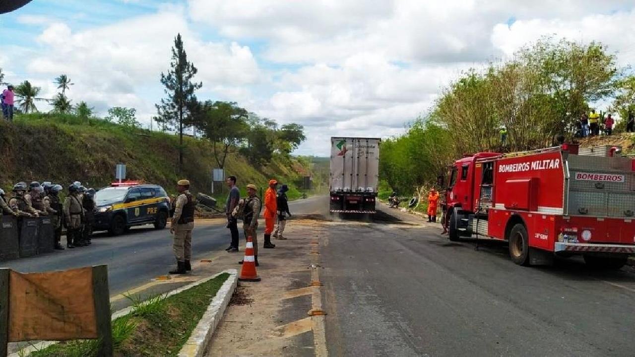 POLÍCIA RODOVIÁRIA FEDERAL DIZ QUE NÃO HÁ BLOQUEIOS EM ESTRADAS QUE CORTAM A BA  POLÍCIA RODOVIÁRIA FEDERAL DIZ QUE NÃO HÁ BLOQUEIOS EM ESTRADAS QUE CORTAM A BA