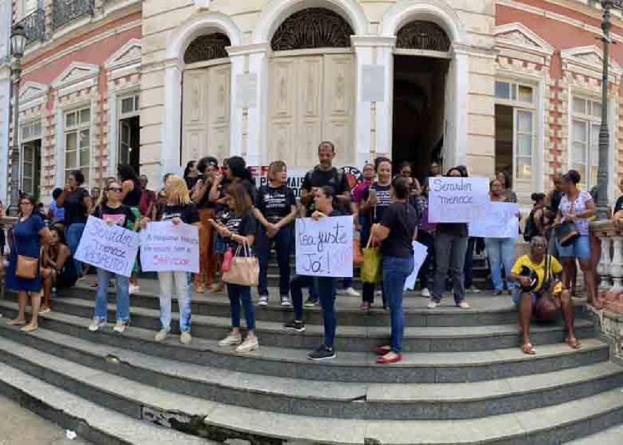 SERVIDORES MUNICIPAIS FAZEM PROTESTO POR REPOSIÇÃO DO ÍNDICE INFLACIONÁRIO SERVIDORES MUNICIPAIS FAZEM PROTESTO POR REPOSIÇÃO DO ÍNDICE INFLACIONÁRIO