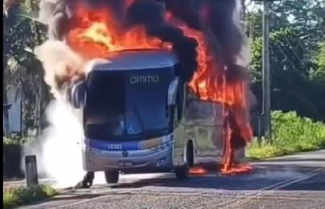 ÔNIBUS DA ROTA QUE FAZIA LINHA ENTRE ILHÉUS E UBAITABA É DESTRUÍDO POR INCÊNDIO NA BA-262