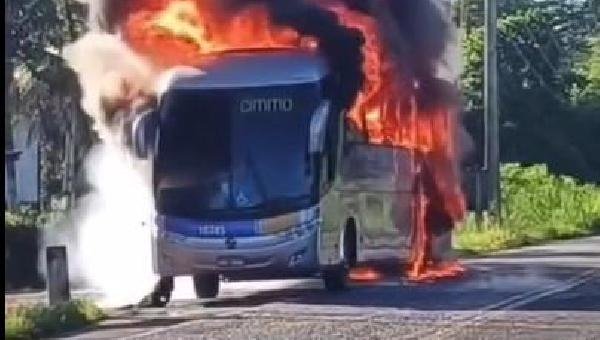 ÔNIBUS QUE FAZIA LINHA ENTRE ILHÉUS E UBAITABA É DESTRUÍDO POR INCÊNDIO NA BA-262