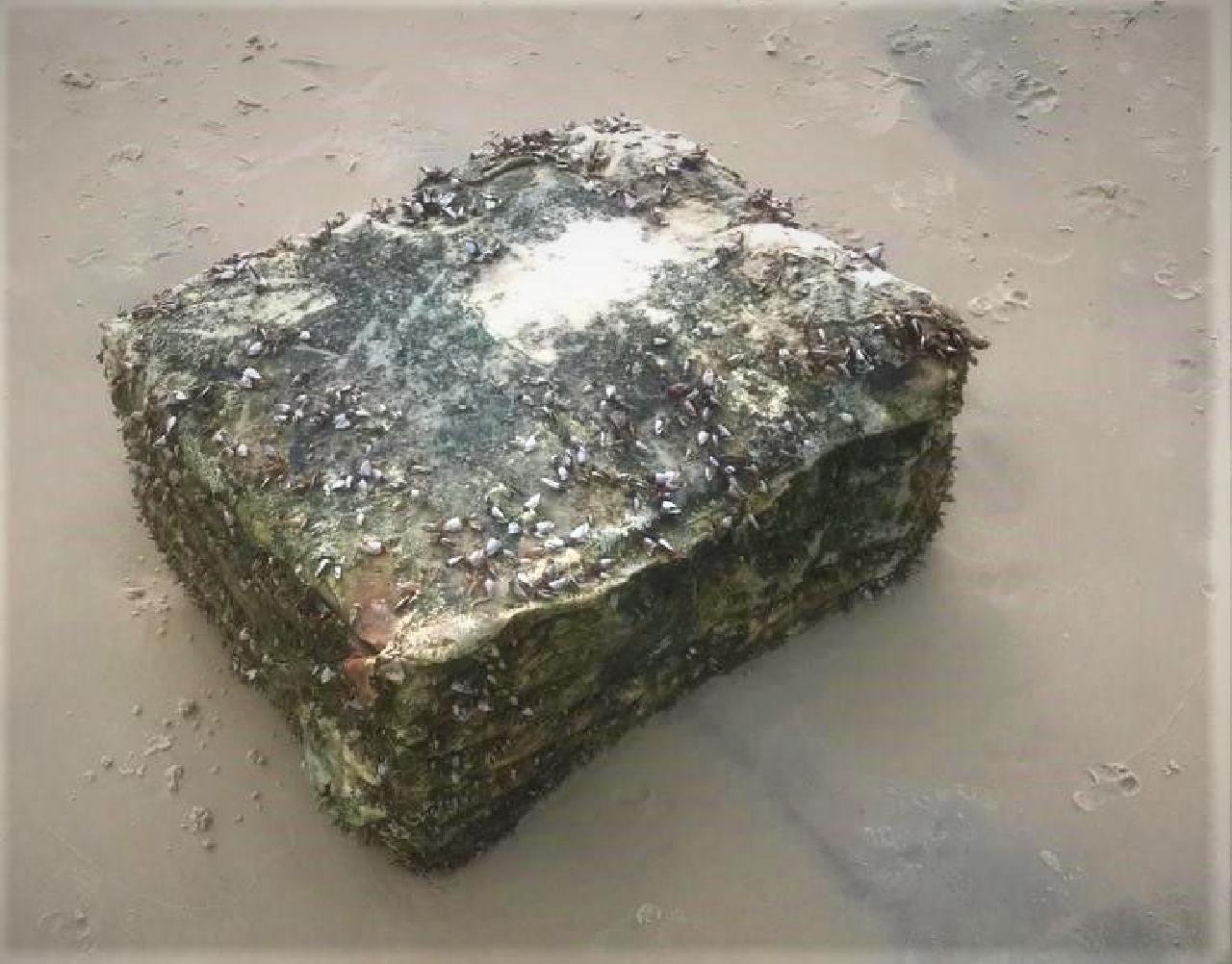 FARDO DE NAVIO NAZISTA É ENCONTRADO NA PRAIA DO SUL, EM ILHÉUS FARDO DE NAVIO NAZISTA É ENCONTRADO NA PRAIA DO SUL, EM ILHÉUS