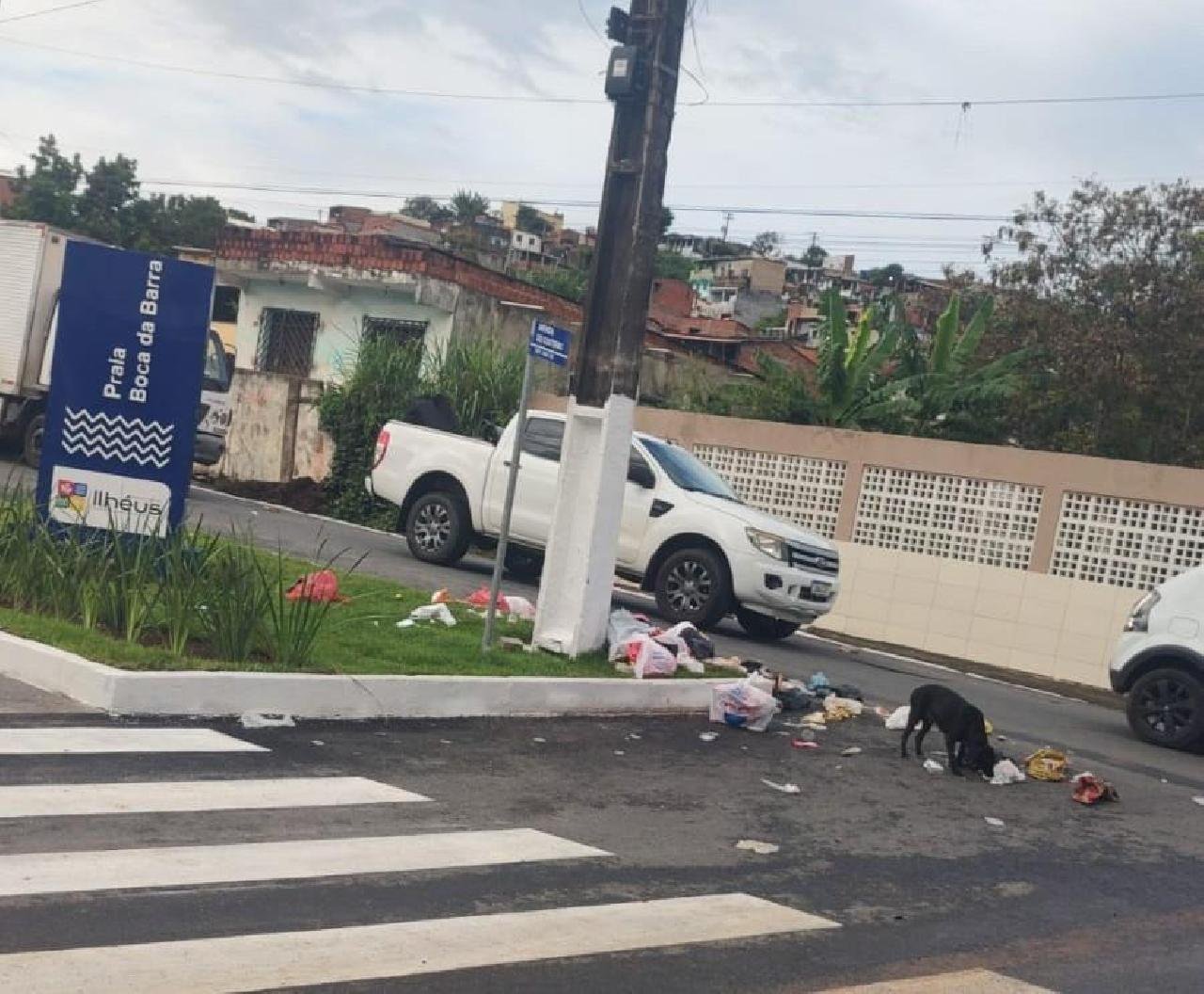 LIXO DESCARTADO DE FORMA IRREGULAR VIRA ALVO DE DENÚNCIAS NA ENTRADA DA BOCA DA BARRA, EM ILHÉUS