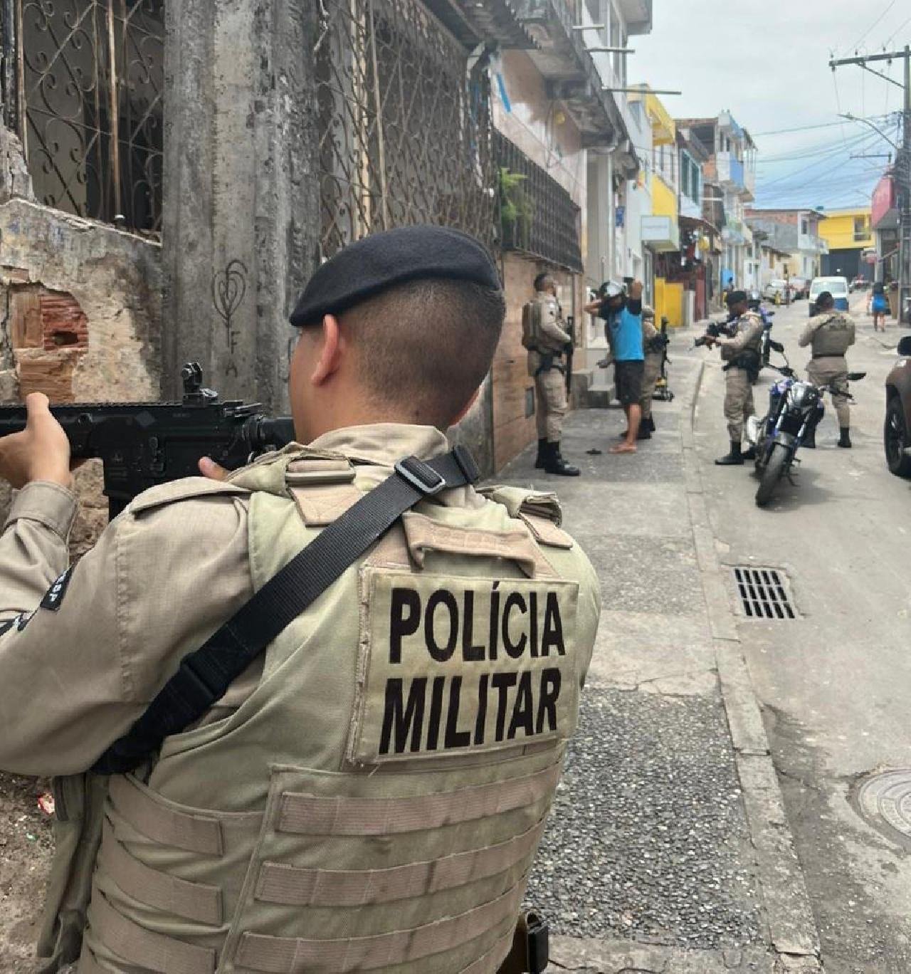 FORÇA TOTAL DA PM FECHA OPERAÇÃO COM 40 PRISÕES, 25 ARMAS APREENDIDAS NA BAHIA E PRISÃO DE SUSPEITO ARMADO EM ILHÉUS