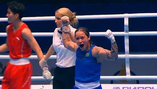 BIA FERREIRA BATE CHINESA E CONQUISTA MEDALHA DE OURO NO MUNDIAL DE BOXE
