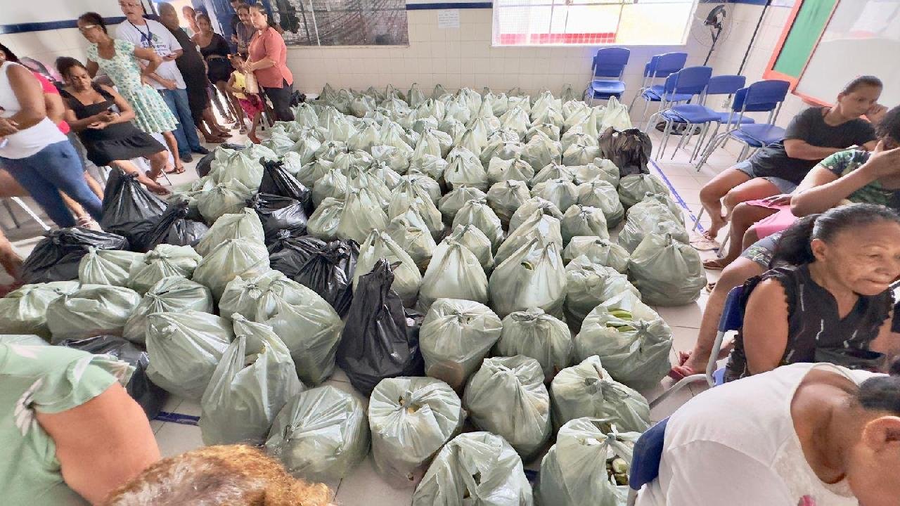 CRAS SALOBRINHO INICIA ENTREGAS DE ALIMENTOS PARA FAMÍLIAS ASSISTIDAS CRAS SALOBRINHO INICIA ENTREGAS DE ALIMENTOS PARA FAMÍLIAS ASSISTIDAS