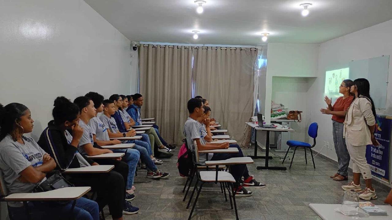 PALESTRA ORIENTA JOVENS SOBRE PREVENÇÃO AO TRABALHO INFANTIL EM ILHÉUS
