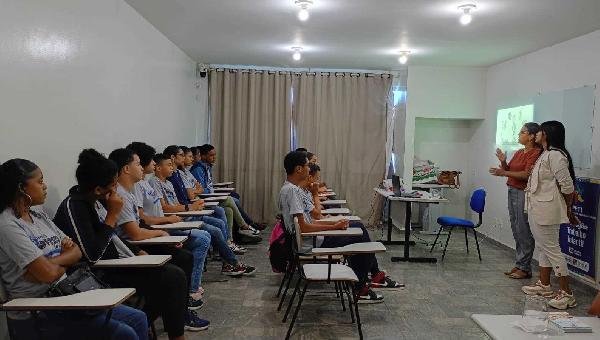 PALESTRA ORIENTA JOVENS SOBRE PREVENÇÃO AO TRABALHO INFANTIL EM ILHÉUS