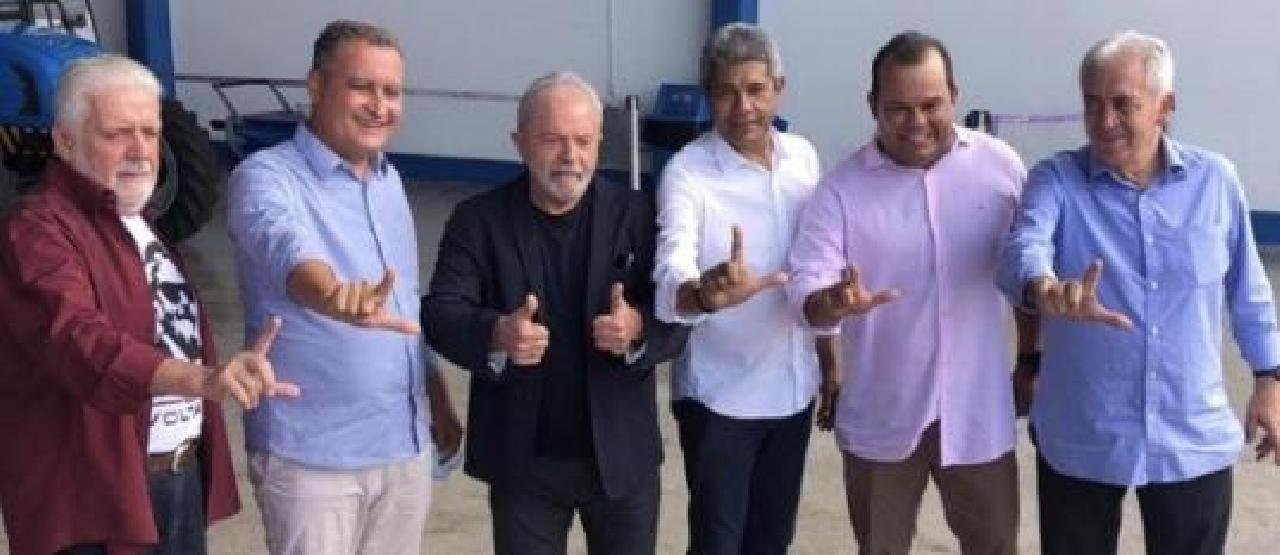 LULA DESEMBARCA EM SALVADOR E É RECEBIDO POR CHAPA COM “L” LULA DESEMBARCA EM SALVADOR E É RECEBIDO POR CHAPA COM “L”