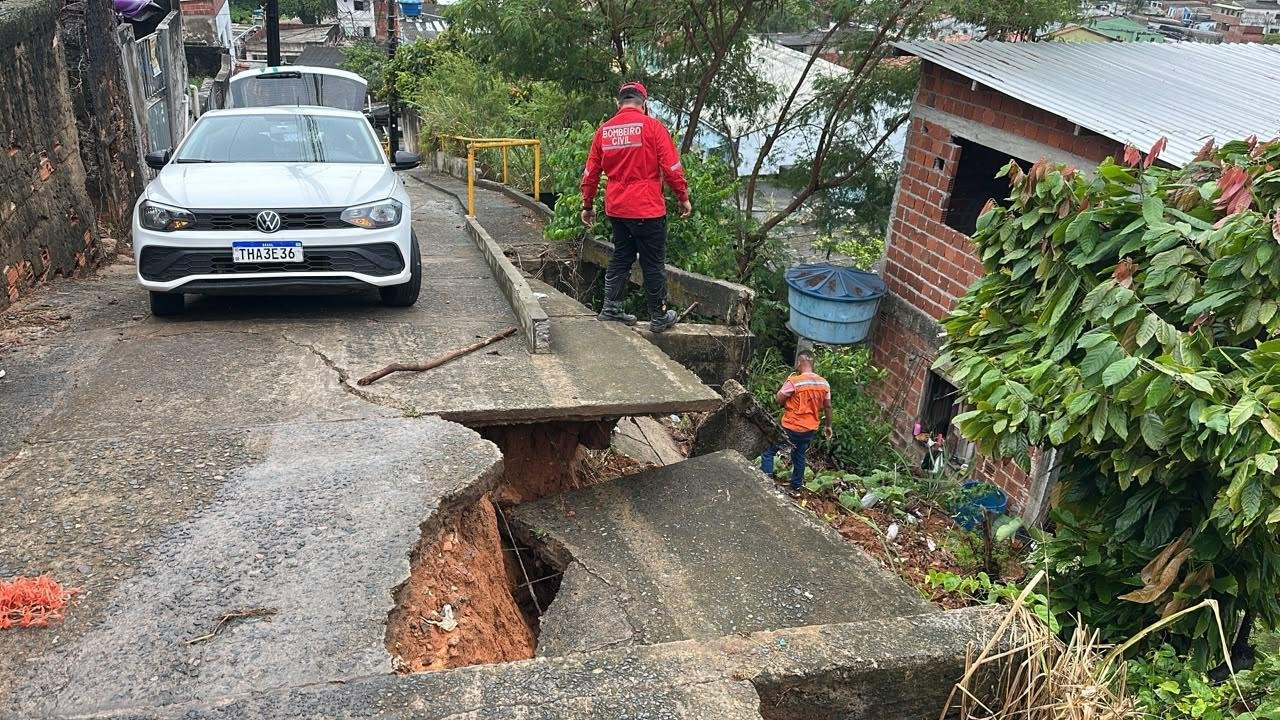 TRECHO DA SEGUNDA TRAVESSA DO ALTO DO NERIVAL, EM ILHÉUS, É INTERDITADO APÓS DESABAMENTO 
