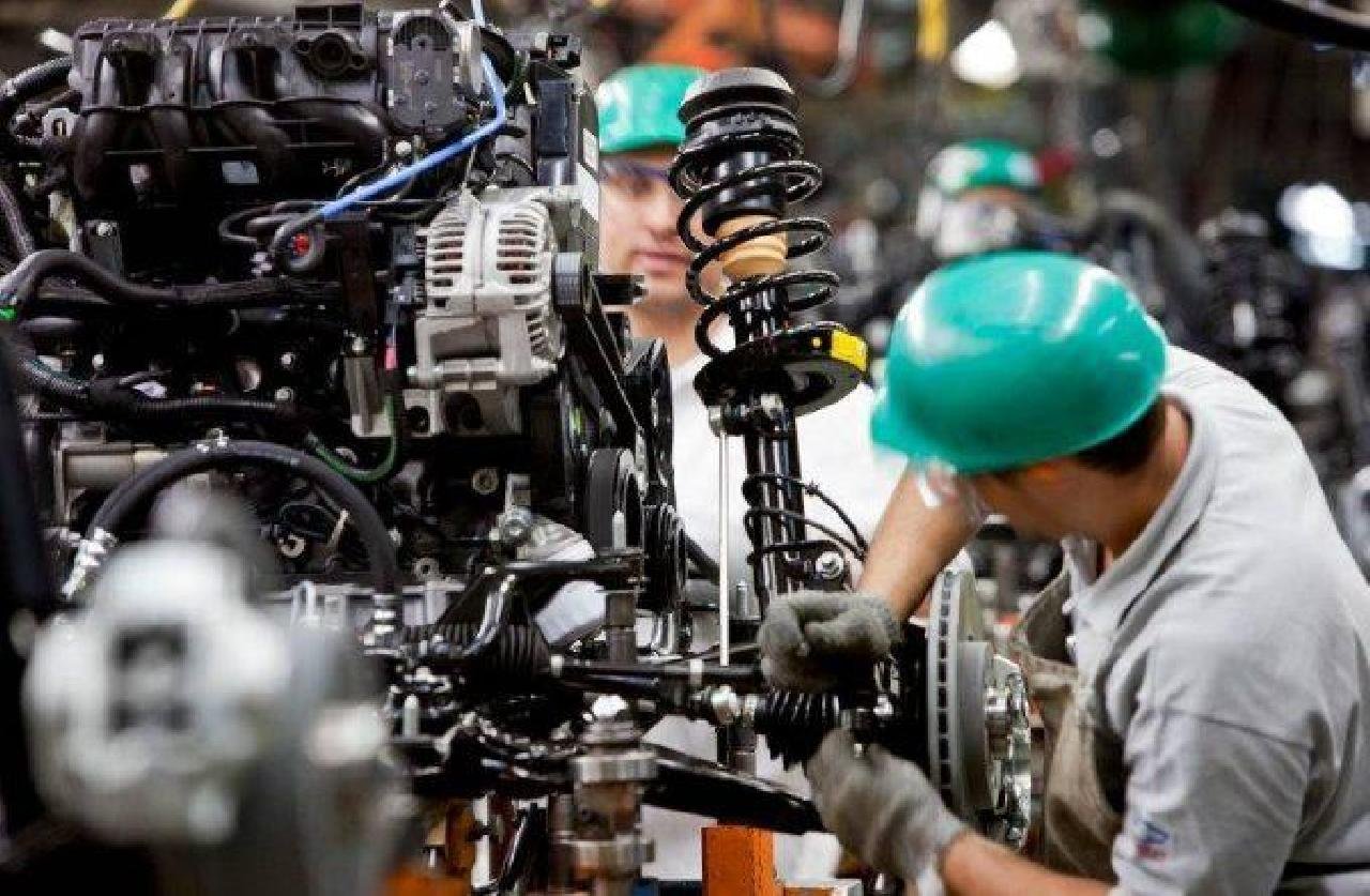 FALTA DE TRABALHADOR QUALIFICADO AFETA METADE DAS INDÚSTRIAS NO PAÍS FALTA DE TRABALHADOR QUALIFICADO AFETA METADE DAS INDÚSTRIAS NO PAÍS