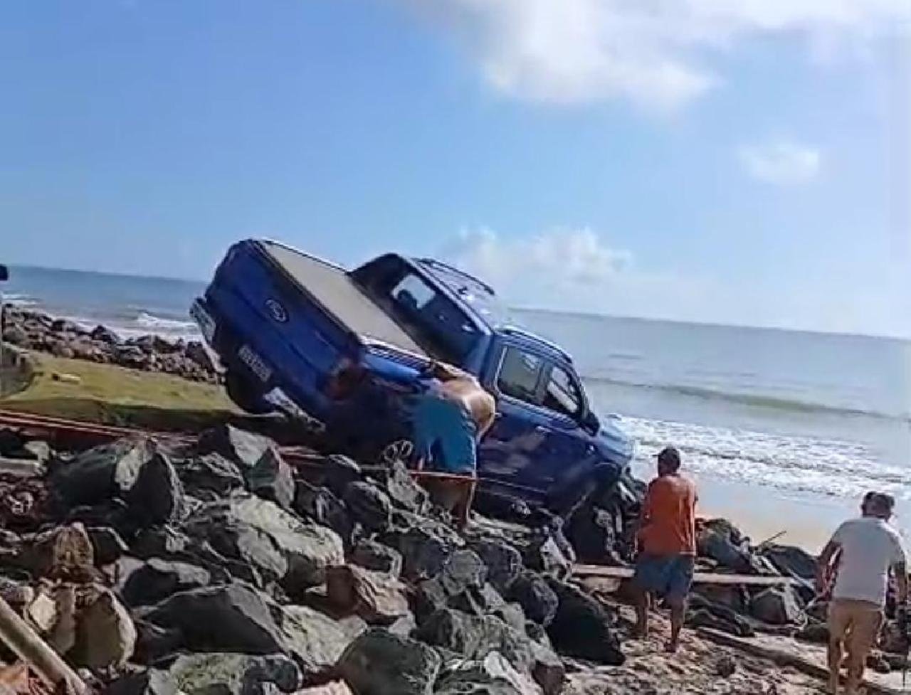PICAPE PERDE CONTROLE EM CURVA E CAI SOBRE PEDRAS NA ZONA NORTE DE ILHÉUS