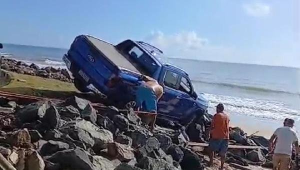 PICAPE PERDE CONTROLE EM CURVA E CAI SOBRE PEDRAS NA ZONA NORTE DE ILHÉUS