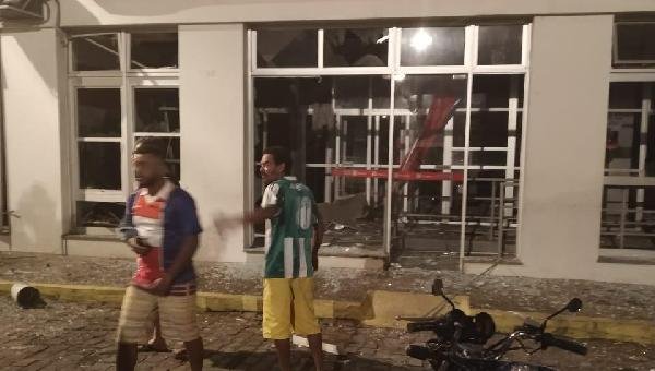 BANDIDOS EXPLODEM DUAS  AGÊNCIAS BANCÁRIAS EM ITORORÓ