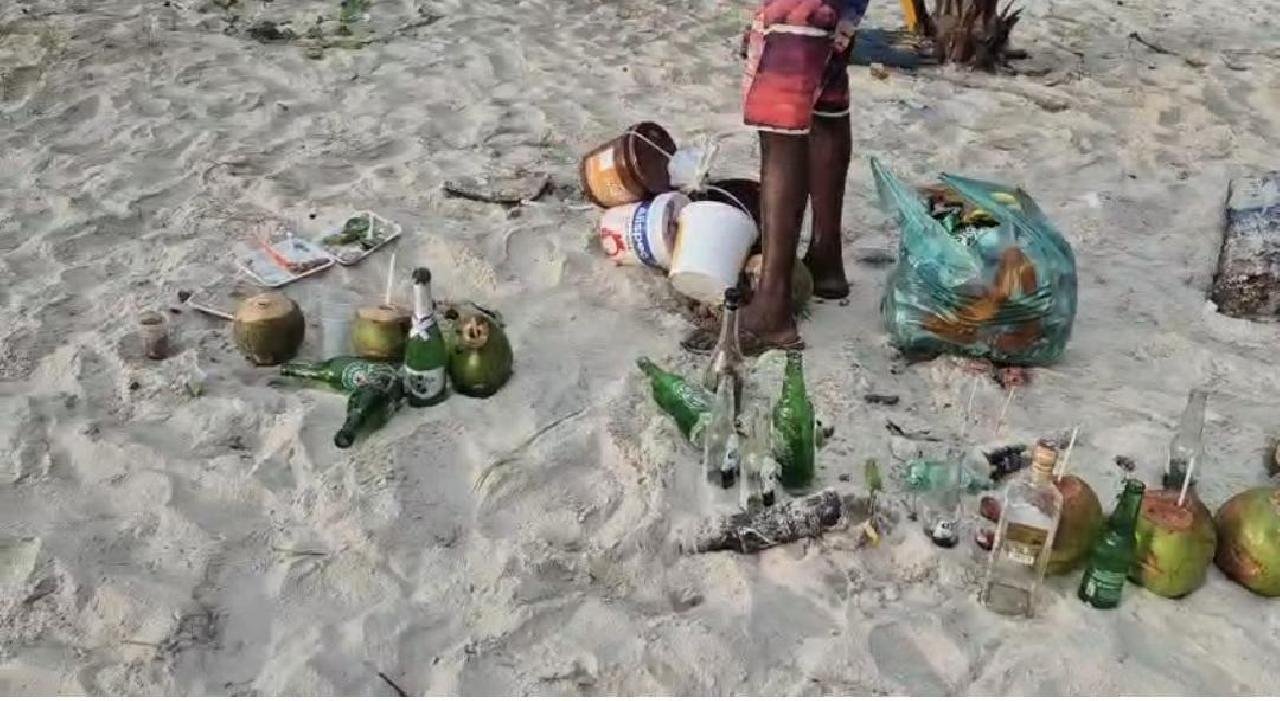 MORADORA DENUNCIA ACÚMULO DE LIXO NA PRAIA DA AVENIDA SOARES LOPES