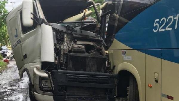 CAMINHÃO E ÔNIBUS BATEM DE FRENTE NA BR-415, ENTRE ILHÉUS E ITABUNA