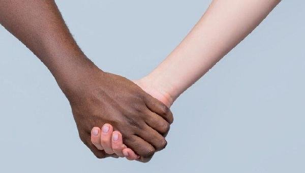 PESQUISA INDICA QUE COR DE PELE NÃO INTERFERE EM RELACIONAMENTOS DA MAIORIA DOS BRASILEIROS