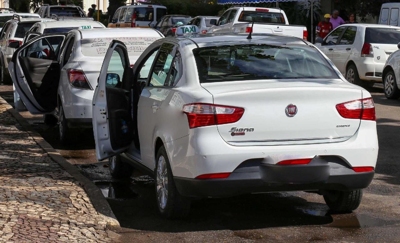 TAXISTAS BAIANOS DECIDEM NÃO REAJUSTAR TARIFA NESTE ANO, DIZ COMISSÃO TAXISTAS BAIANOS DECIDEM NÃO REAJUSTAR TARIFA NESTE ANO, DIZ COMISSÃO