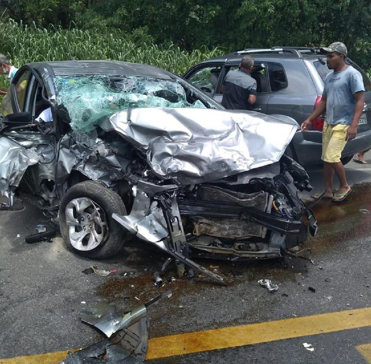 BATIDA ENTRE DOIS CARROS MATA 4 PESSOAS NA BR-101. BATIDA ENTRE DOIS CARROS MATA 4 PESSOAS NA BR-101.