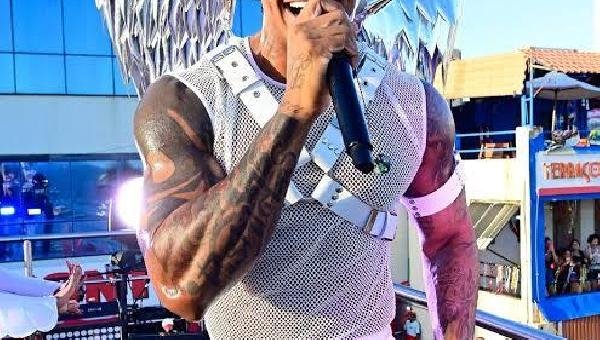 LEO SANTANA DIZ QUE CHOROU AO VER CRIANÇAS DE UGANDA DANÇANDO "ZONA DE PERIGO"